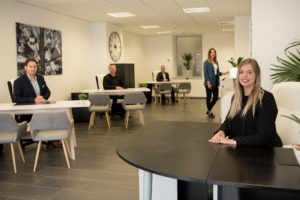 Création et pose d'une enseigne professionnelle par l'équipe Le point com'