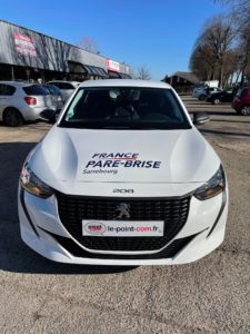 Création et pose décorations des véhicules pour un garage automobile par l'équipe Le point com'
