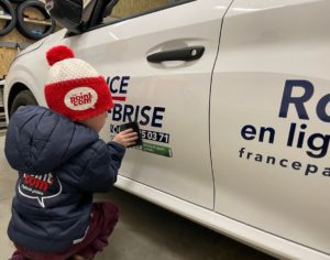 Création et pose décorations des véhicules pour un garage automobile par l'équipe Le point com'
