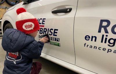 Création et pose décorations des véhicules pour un garage automobile par l'équipe Le point com'