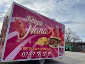 Création et pose d'un habillage d'une remorque restaurant par l'équipe Le point com'