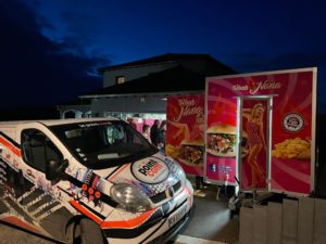 Création et pose d'un habillage d'une remorque restaurant par l'équipe Le point com'