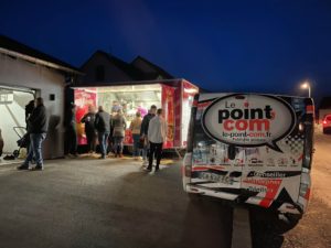 Création et pose d'un habillage d'une remorque restaurant par l'équipe Le point com'