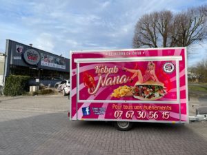Création et pose d'un habillage d'une remorque restaurant par l'équipe Le point com'
