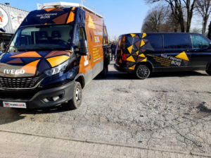 Création et pose d'un marquage sur des camionnettes professionnelle par l'équipe Le point com'
