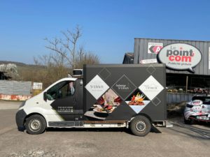 Création et pose d'un marquage véhicule de restauration par l'équipe Le point com'