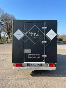 Création et pose d'un marquage véhicule de restauration par l'équipe Le point com'