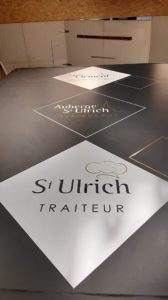 Création et pose d'un marquage véhicule de restauration par l'équipe Le point com'