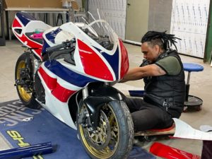 Création et pose d'une d'une moto de compétition