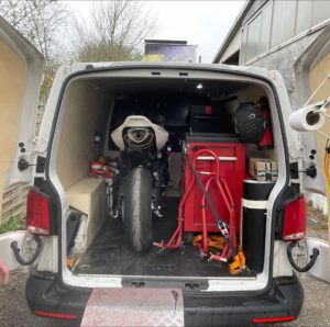 Pose d'une livrée pour une moto de course par l'équipe Le point com'
