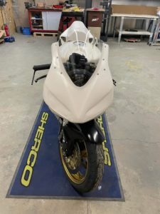 Préparation de la pose d'une livrée pour une moto de course