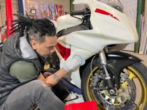Préparation de la pose d'une livrée pour une moto de course