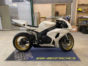 Préparation d'une moto de course