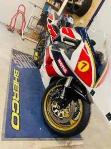 Pose d'une livrée pour une moto de course par l'équipe Le point com'