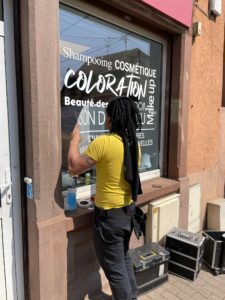 Création et pose d'enseigne professionnelle par l'équipe Le point com'