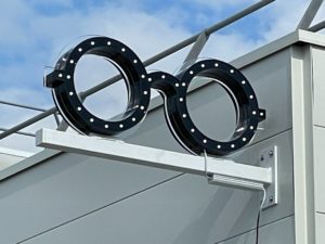 Création et pose d'objet publicitaire d'enseigne professionnelle par l'équipe Le point com'