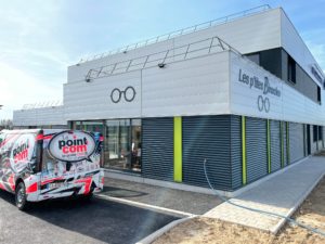 Création et pose d'enseigne professionnelle par l'équipe Le point com'