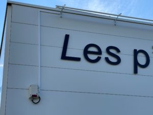 Création et pose d'enseigne professionnelle par l'équipe Le point com'