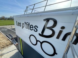 Pose d'enseigne professionnelle par l'équipe Le point com'