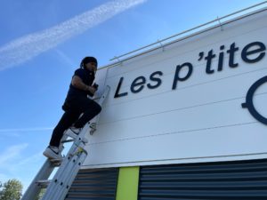 Création et pose d'enseigne professionnelle par l'équipe Le point com'