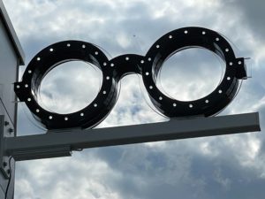 Création et pose d'objet publicitaire d'enseigne professionnelle par l'équipe Le point com'