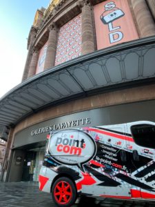 Installation d'une enseigne de luxe et d'affiche publicitaire par l'équipe Le point com'