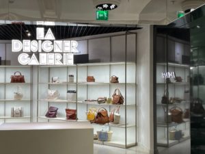 Installation d'une enseigne lumineuse par l'équipe Le point com'