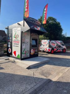 automate de distribution décoré par l'équipe Le point com'