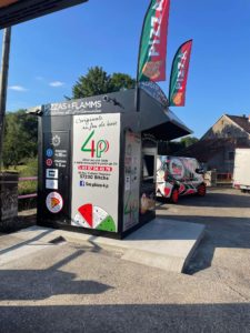 automate de distribution décoré par l'équipe Le point com'