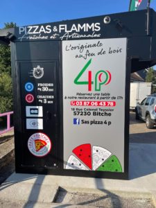 automate de distribution décoré par l'équipe Le point com'