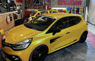 Clio 4 RS Trophy pose d'adhésifs pour les montant de portes