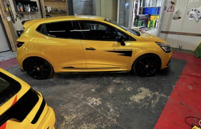 Clio 4 RS Trophy pose d'adhésifs pour les montant de portes