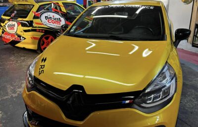 Clio 4 RS Trophy pose d'adhésifs pour les montant de portes