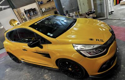 Clio 4 RS Trophy pose d'adhésifs pour les montant de portes