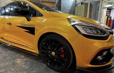 Clio 4 RS Trophy pose d'adhésifs pour les montant de portes