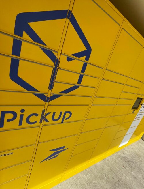 Pose adhésif publicitaire relais colis